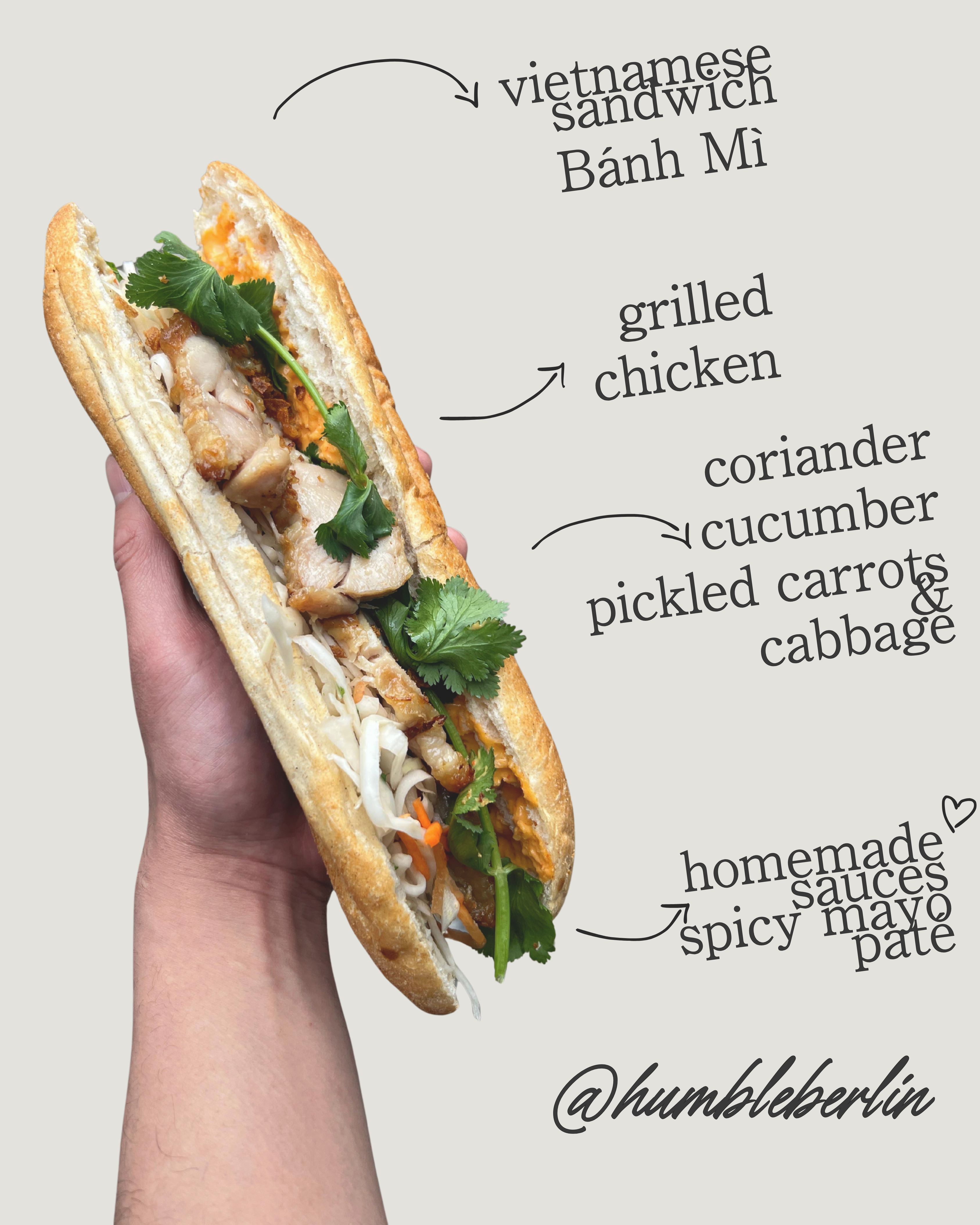 Humble Berlin — vietnamesisches Bánh Mì-Sandwich mit frischem Gemüse und Kräutern, fotografiert für den Mittagstisch in Berlin-Tiergarten